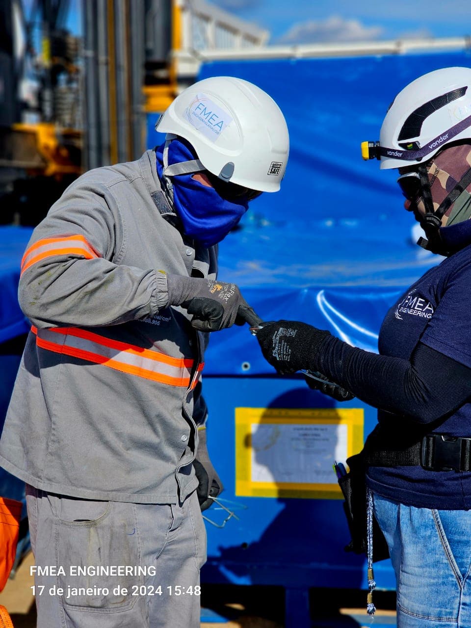 Engenheira em ambiente industrial com checklist técnico de inspeção
